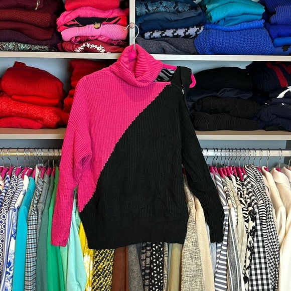 New York & Co fushia/black cold shoulder long sleeve turtleneck sweater size XS - Picture 1 of 4
